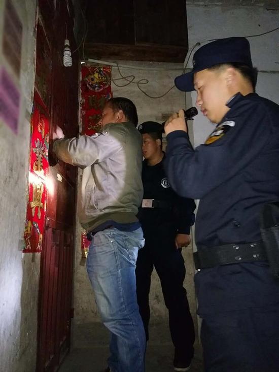 德宏粗心妈妈误将幼女锁家中 