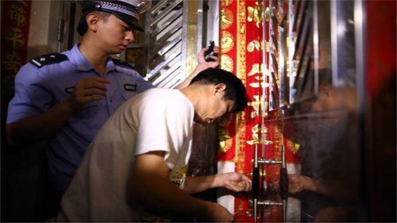 德宏请开锁师傅开了锁后，师傅